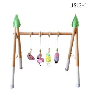 Offrez à votre bébé des moments de jeu et de découverte avec notre portique en pin nordique. Fabriqué à partir de bois de pin nordique de haute qualité, ce portique est non seulement robuste et durable,mais aussi esthétiquement agréable avec ses finitions lisses et ses couleurs naturelles.